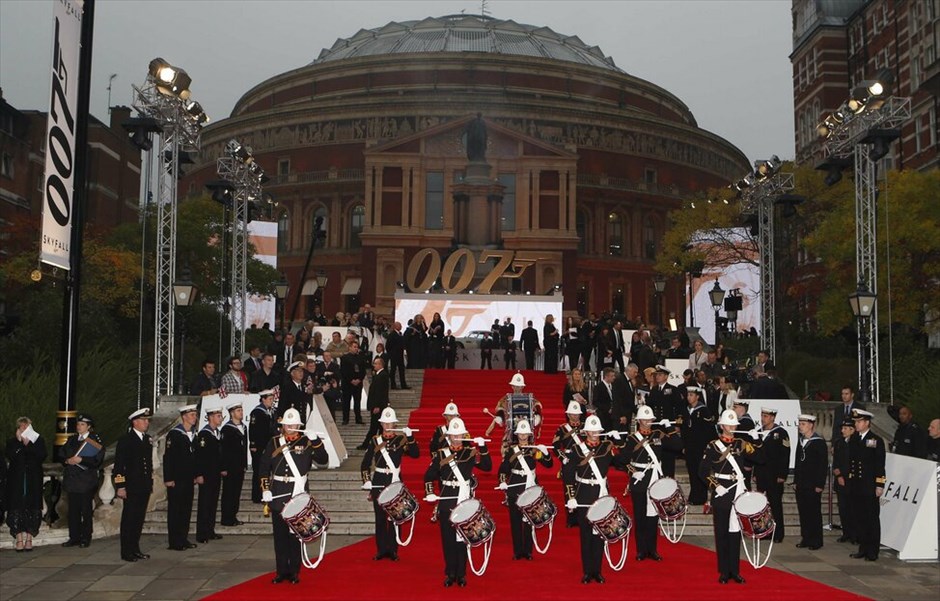Λονδίνο: Παγκόσμια πρεμιέρα του «Skyfall» #7. Η βασιλική φρουρά παρέλασε στο κόκκινο χαλί κατά την διάρκεια της εκδήλωσης.