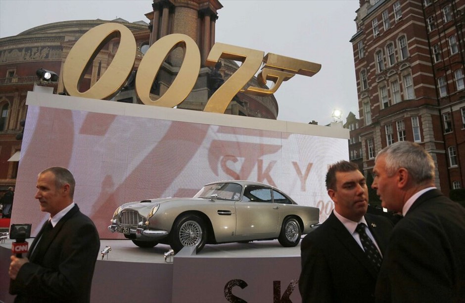 Λονδίνο: Παγκόσμια πρεμιέρα του «Skyfall» #10. Η θρυλική Aston Martin του Τζέιμς Μποντ δέσποζε στην εκδήλωση.