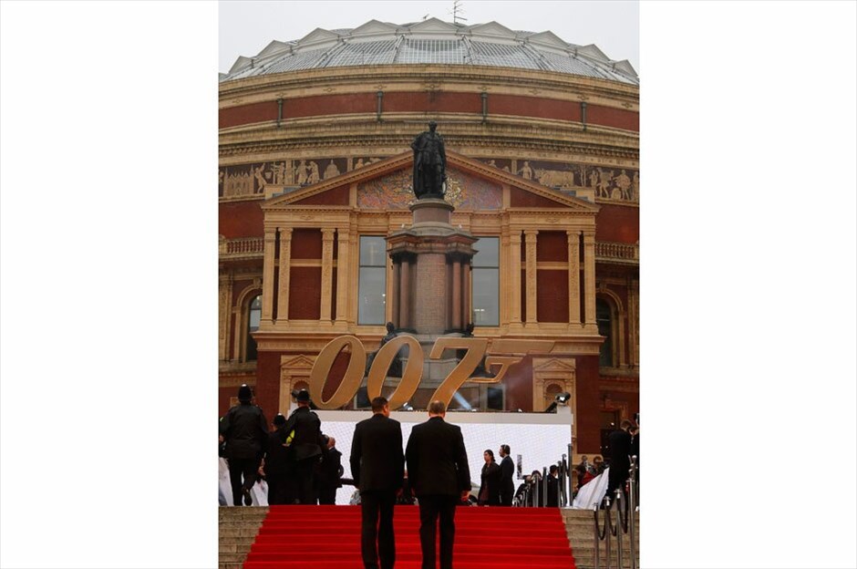 Λονδίνο: Παγκόσμια πρεμιέρα του «Skyfall» #11. Φαντασμαγορική ήταν η παγκόσμια πρεμιέρα της ταινίας στο Ρόγιαλ Αλμπερτ Χολ του Λονδίνου. REUTERS/CHRIS HELGREN