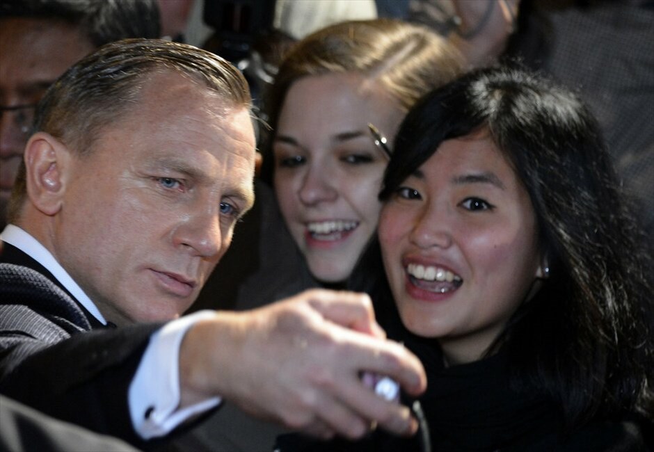 Λονδίνο: Παγκόσμια πρεμιέρα του «Skyfall» #15. Ο Ντάνιελ Κρεγκ φωτογραφίζεται με θαυμάστριες του κατά την διάρκεια της παγκόσμιας πρεμιέρας της ταινίας . Το «Skyfall» είναι η τρίτη ταινία που ο Βρετανός ηθοποιός ενσαρκώνει τον θρυλικό πράκτορα «007». Αξίζει να σημειωθεί ότι ο Κρεγκ είναι ο πιο κοντός ηθοποιός που έχει υποδυθεί τον Τζειμς Μποντ.