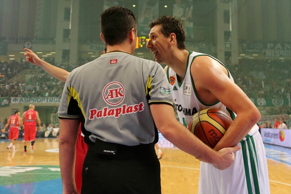 Α1 Μπάσκετ: Παναθηναϊκός - Ολυμπιακός 60 - 64 #10. Ο Δημήτρης Διαμαντίδης διαμαρτύρεται στον διαιτητή.