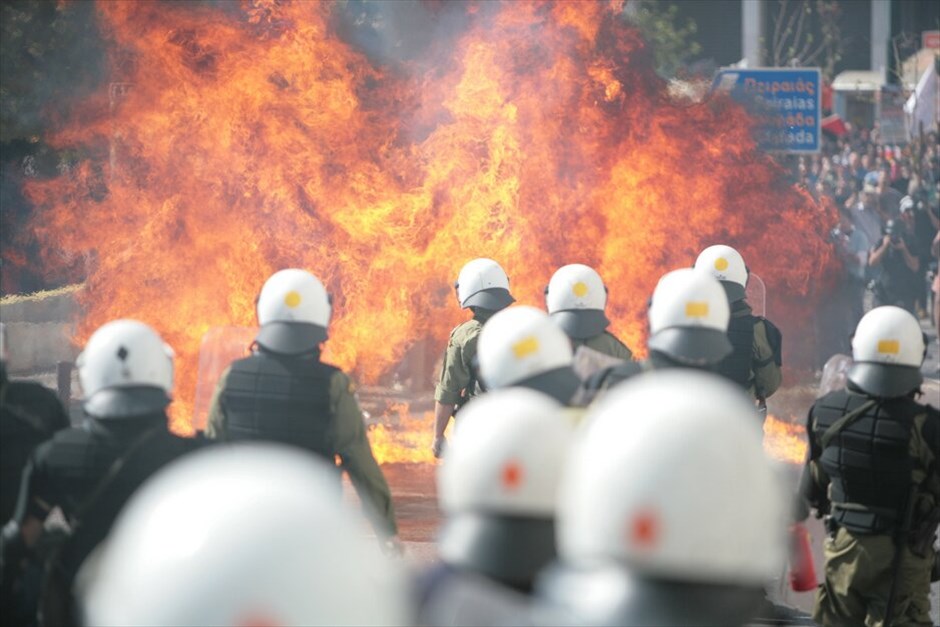 Επεισόδια στο Σύνταγμα  #27. EUROKINISSI/ΓΕΩΡΓΙΑ ΠΑΝΑΓΟΠΟΥΛΟΥ