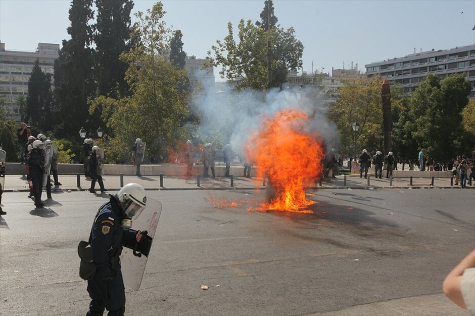 Επεισόδια στο Σύνταγμα  #30. EUROKINISSI/ΓΕΩΡΓΙΑ ΠΑΝΑΓΟΠΟΥΛΟΥ