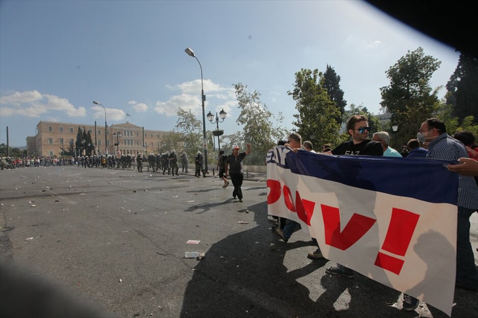 Επεισόδια στο Σύνταγμα  #32. EUROKINISSI/ΓΕΩΡΓΙΑ ΠΑΝΑΓΟΠΟΥΛΟΥ