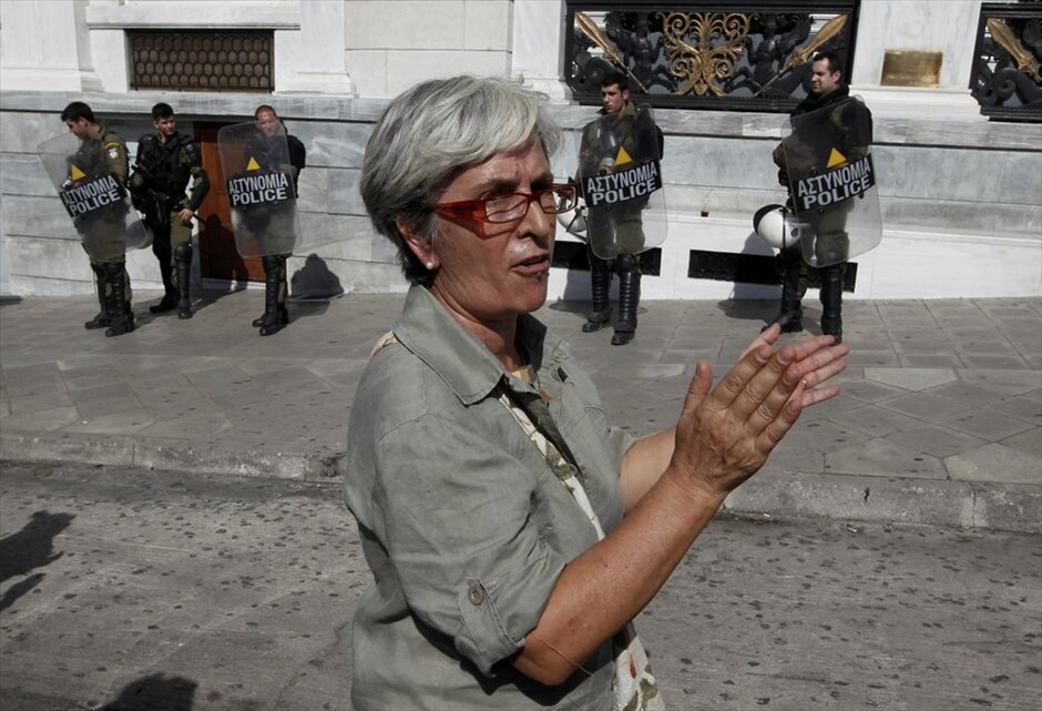 Απεργιακές διαδηλώσεις στο κέντρο της Αθήνας #27. Συγκέντρωση του ΠΑΜΕ στην Ομόνοια και πορεία προς τη Βουλή.