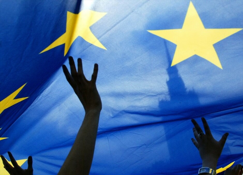 Τα βραβεία Νόμπελ 2012 #3. Η Ε.Ε. τιμήθηκε με το φετινό Νόμπελ Ειρήνης για το ρόλο της στην προώθηση της ειρήνης στην Ευρώπη τις τελευταίες έξι δεκαετίες, όπως ανακοίνωσε η Νορβηγική Επιτροπή Νόμπελ, δηλώνοντας ότι επιθυμεί να στείλει ένα μήνυμα στην Ένωση να διασφαλίσει αυτά που έχουν επιτευχθεί μέχρι στιγμής και να προχωρήσει μπροστά.