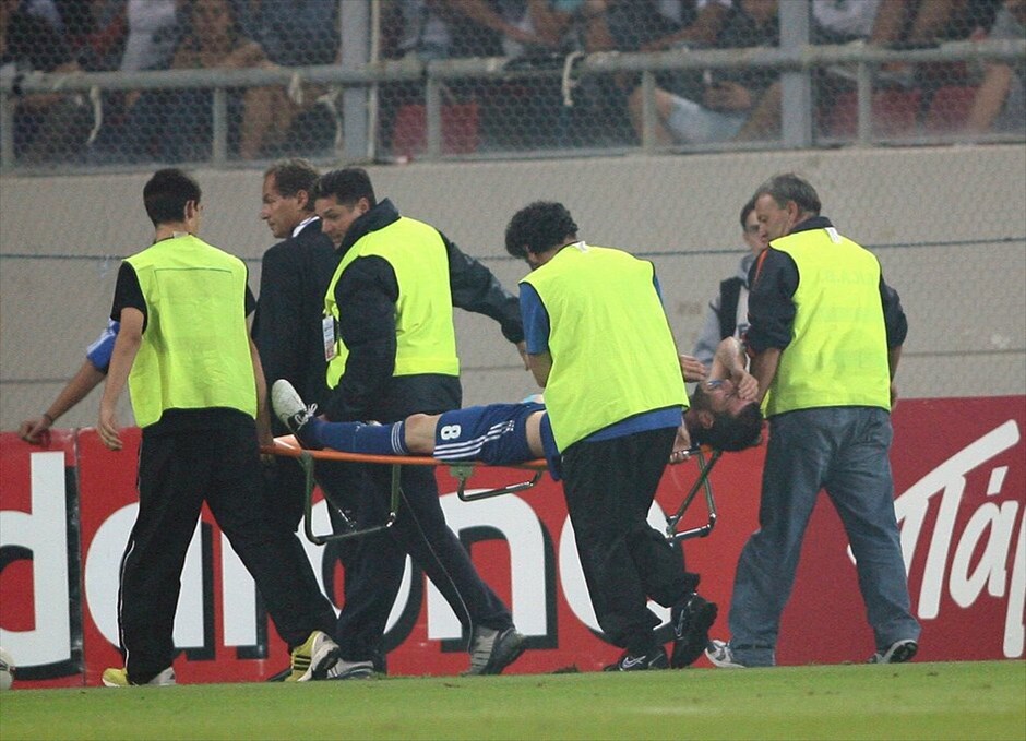 Προκριματικά Μουντιάλ 2014: Ελλάδα - Βοσνία 0-0 #4. Ο Στέλιος Μαλεζάς αποχωρεί από τον αγώνα λόγω τραυματισμού. Ο Ελληνας αμυντικός έκανε το ντεμπούτο του σε επίσημο ματς της Εθνικής ομάδας ως βασικός.