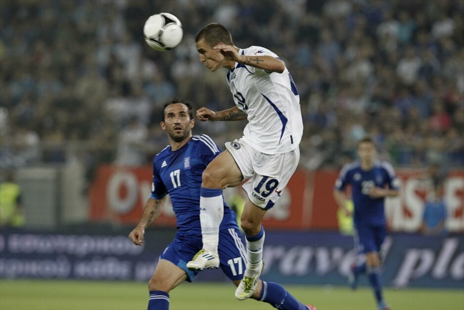 Προκριματικά Μουντιάλ 2014: Ελλάδα - Βοσνία 0-0 #15. Ο Βράνιες παίρνει την κεφαλιά από τον Γκέκα.