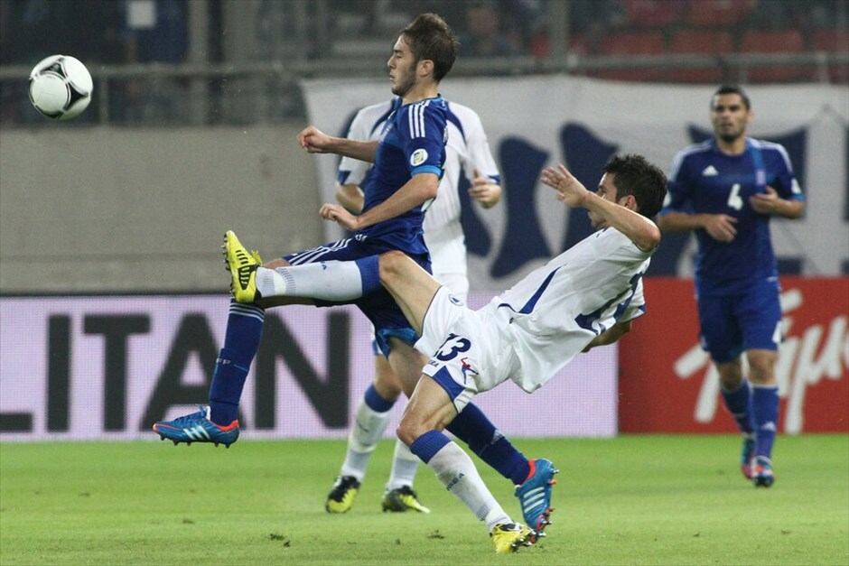 Προκριματικά Μουντιάλ 2014: Ελλάδα - Βοσνία 0-0 #16. Ο Μενσούρ Μούιτζα σε διεκδίκηση της μπάλας με τον Κώστα Φορτούνη.