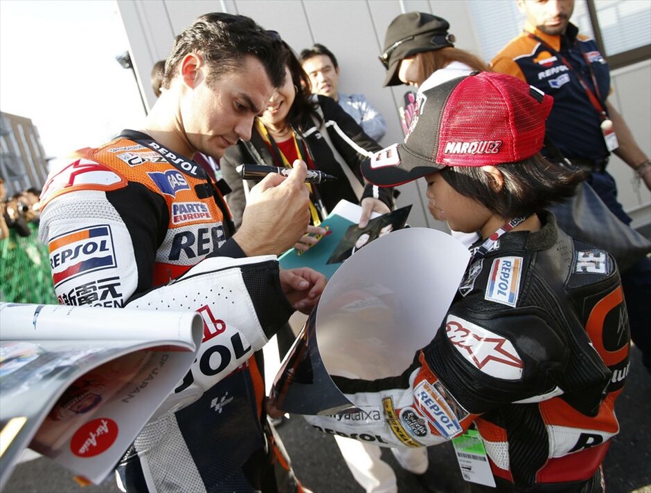 MotoGP: Οι ελεύθερες δοκιμές της Παρασκευής στην Ιαπωνία #4. Ο Ντάνι Πεντρόζα υπογράφει αυτόγραφα σε θαυμαστές του.