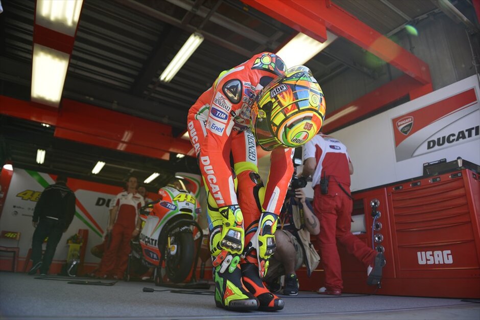 MotoGP: Οι ελεύθερες δοκιμές της Παρασκευής στην Ιαπωνία #7. Ο Βαλεντίνο Ρόσι προετοιμάζεται στα πιτς της Ducati λίγο πριν ανέβει στη μοτοσικλέτα του. DUCATI