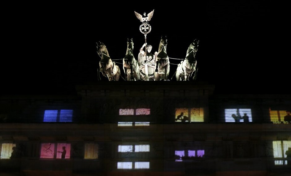 Βερολίνο: Το «Φεστιβάλ των Φώτων» #2. Η Quadriga, άρμα ή καλύτερα ρωμαϊκή πολεμική άμαξα, την οποία σύρουν τέσσερα άλογα. Στο κέντρο δεσπόζει το ύψους πέντε μέτρων άγαλμα της θεάς Νίκης.