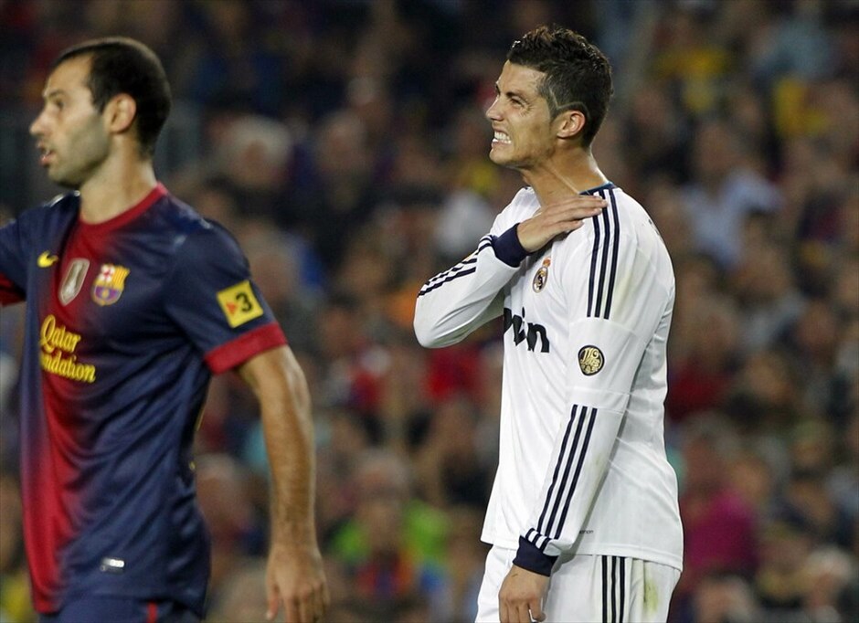 «El Clasico»: Μπαρτσελόνα - Ρεάλ Μαδρίτης 2-2 #10. Κάκωση στον ώμο υπέστη ο Κριστιάνο Ρονάλντο μετά την άσχημη πτώση του στο χορτάρι κατά την διάρκεια του αγώνα.