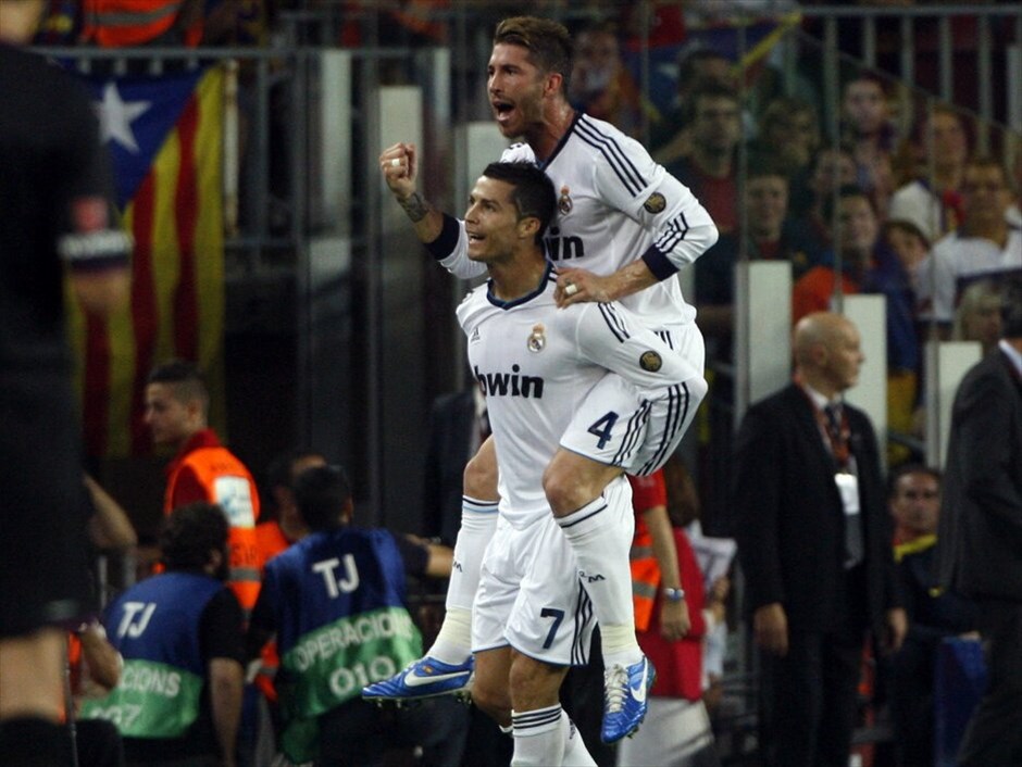 «El Clasico»: Μπαρτσελόνα - Ρεάλ Μαδρίτης 2-2 #17. Ο σκόρερ του πρώτου τέρματος της Ρεάλ, Κριστιάνο Ρονάλντο πανηγυρίζει μαζί με τον Σέρχιο Ράμος.