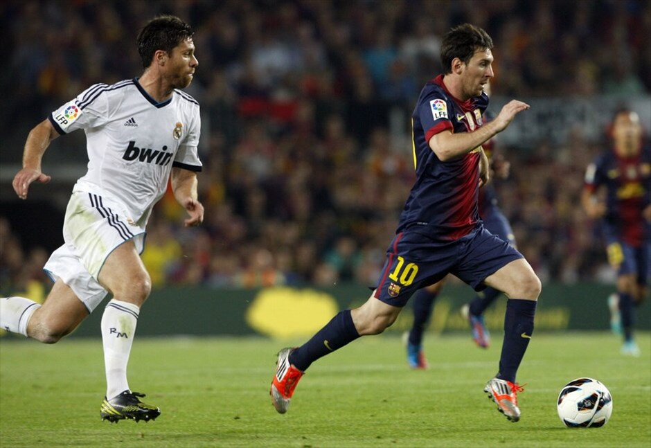 «El Clasico»: Μπαρτσελόνα - Ρεάλ Μαδρίτης 2-2 #20. Ο Λιονέλ Μέσι καταδιώκεται από τον Τσάμπι Αλόνσο.