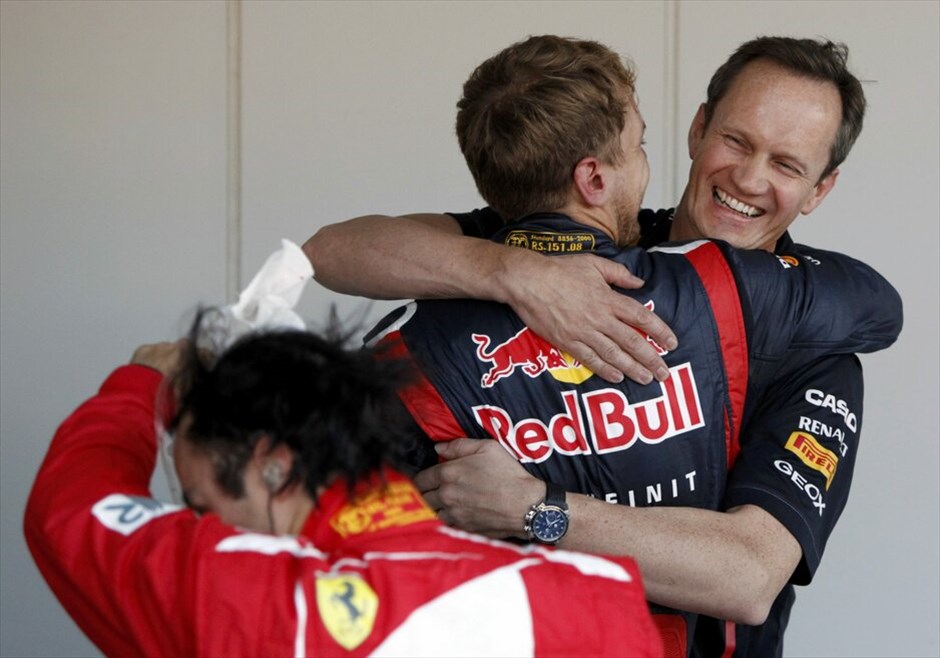 Formula 1: Το GP της Ιαπωνίας #5. Ο Σεμπάστιαν Φέτελ αγκαλιάζει μετά το τέλος του αγώνα τον μηχανικό του Πολ Μόναχαν.