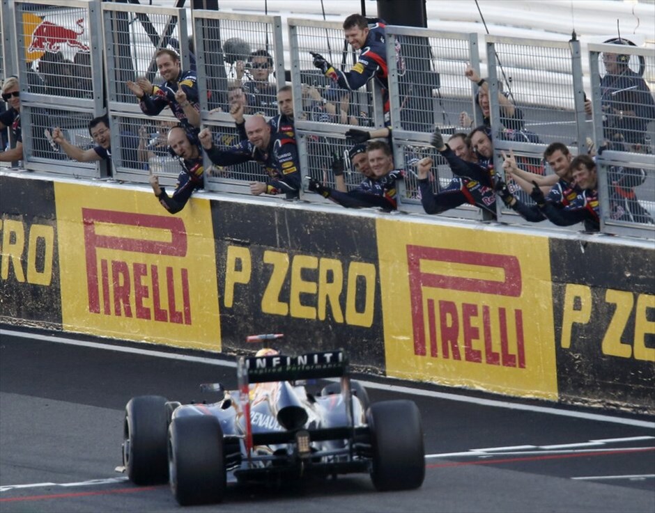 Formula 1: Το GP της Ιαπωνίας #9. Η μηχανικοί του Σεμπάστιαν Φέτελ πανηγυρίζουν τη νίκη του Γερμανού πιλότου.