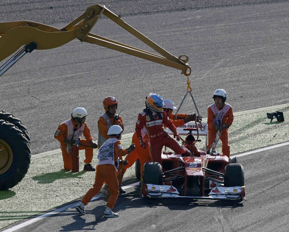 Formula 1: Το GP της Ιαπωνίας #18. Προσωπικό της πίστας απομακρύνει την Ferrari του Φερνάντο Αλόνσο.