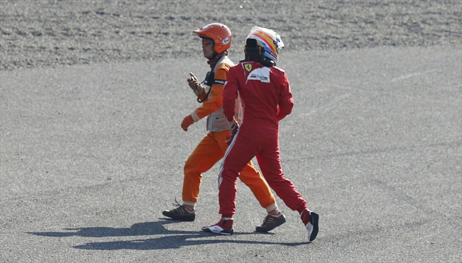Formula 1: Το GP της Ιαπωνίας #19. Ο Φερνάντο Αλόνσο αποχωρεί από την πίστα.