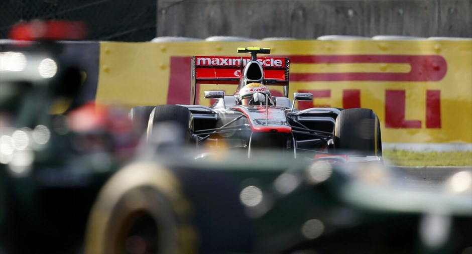 Formula 1: Οι ελεύθερες δοκιμές στο GP της Ιαπωνίας #3. O Λιούις Χάμιλτον (McLaren Mercedes) πίσω από την Caterham του Χέικι Κοβαλάινεν.