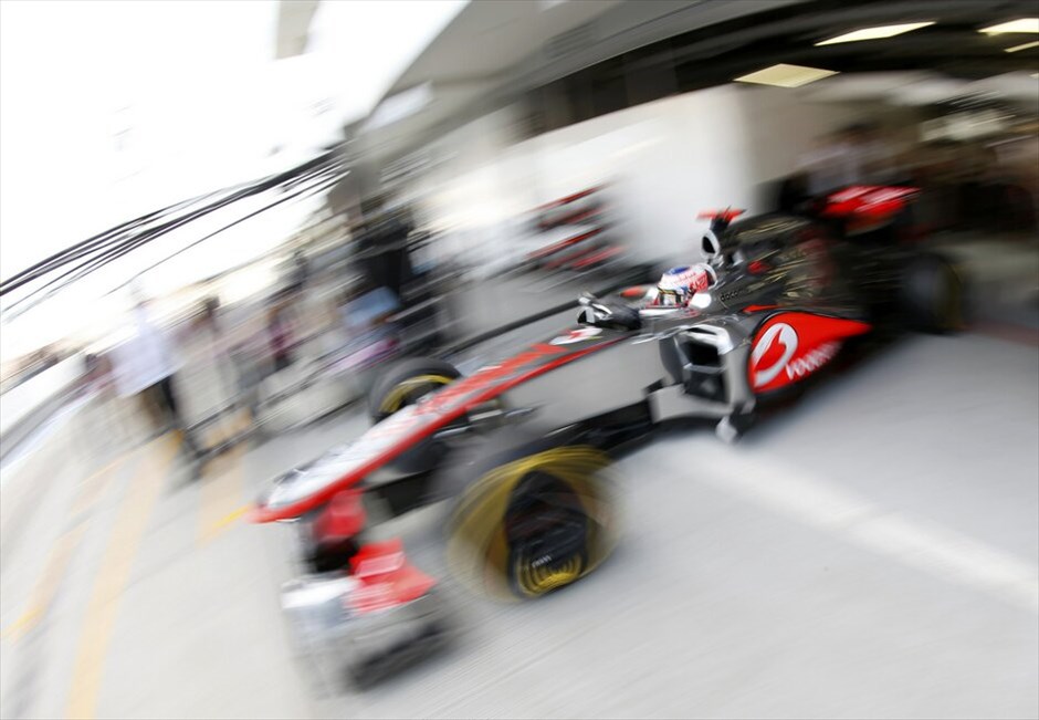 Formula 1: Οι ελεύθερες δοκιμές στο GP της Ιαπωνίας #8. Ο Τζένσον Μπέτον βγαίνει από τα πιτς της McLaren Mercedes.