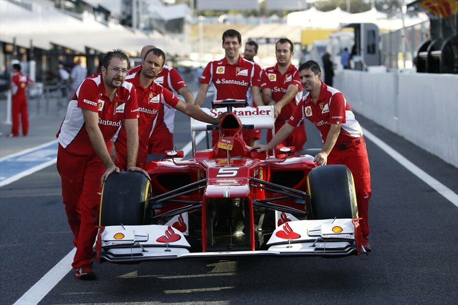 Formula 1: Οι ελεύθερες δοκιμές στο GP της Ιαπωνίας #19. Μηχανικοί της Ferrari μεταφέρουν το μονοθέσιο του Φερνάντο Αλόνσο. EUTERS/TORU HANAI