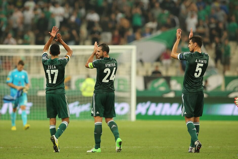 Europa League: Παναθηναϊκός - Τότεναμ 1-1 #1. Οι παίκτες του Παναθηναϊκού χειροκροτούν μετά το τέλος του αγώνα με την Τότεναμ.