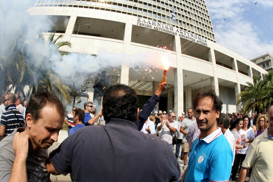 Τεταμένη η κατάσταση έξω από τη ΓΑΔΑ #2. Εκρηκτική παραμένει η ατμόσφαιρα μετά τα πρωινά επεισόδια στο Πεντάγωνο με την ένταση να έχει μεταφερθεί πλέον στη ΓΑΔΑ, όπου έχουν οδηγηθεί οι 110 προσαχθέντες εργαζόμενοι στα ναυπηγεία Σκαραμαγκά.