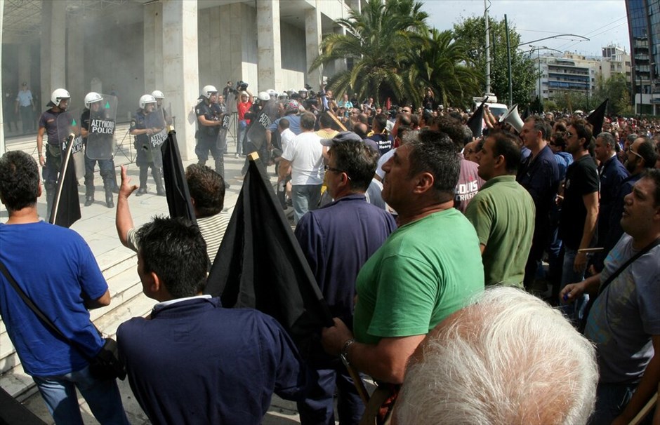 Τεταμένη η κατάσταση έξω από τη ΓΑΔΑ #3. Εκρηκτική παραμένει η ατμόσφαιρα μετά τα πρωινά επεισόδια στο Πεντάγωνο με την ένταση να έχει μεταφερθεί πλέον στη ΓΑΔΑ, όπου έχουν οδηγηθεί οι 110 προσαχθέντες εργαζόμενοι στα ναυπηγεία Σκαραμαγκά.