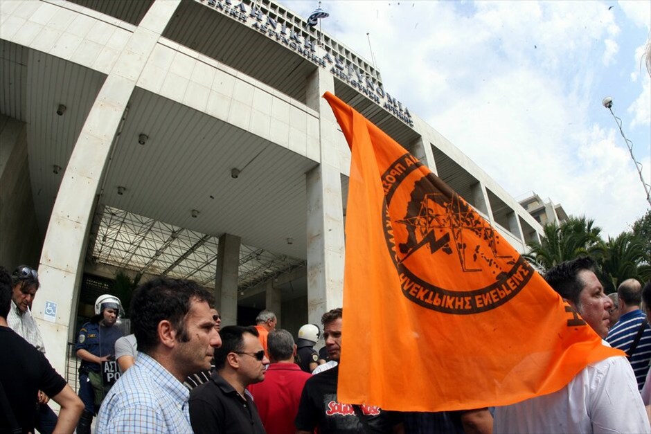 Τεταμένη η κατάσταση έξω από τη ΓΑΔΑ #6. Εκρηκτική παραμένει η ατμόσφαιρα μετά τα πρωινά επεισόδια στο Πεντάγωνο με την ένταση να έχει μεταφερθεί πλέον στη ΓΑΔΑ, όπου έχουν οδηγηθεί οι 110 προσαχθέντες εργαζόμενοι στα ναυπηγεία Σκαραμαγκά.