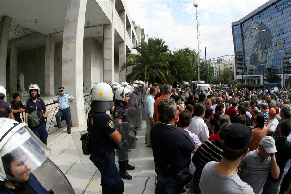 Τεταμένη η κατάσταση έξω από τη ΓΑΔΑ #7. Εκρηκτική παραμένει η ατμόσφαιρα μετά τα πρωινά επεισόδια στο Πεντάγωνο με την ένταση να έχει μεταφερθεί πλέον στη ΓΑΔΑ, όπου έχουν οδηγηθεί οι 110 προσαχθέντες εργαζόμενοι στα ναυπηγεία Σκαραμαγκά.