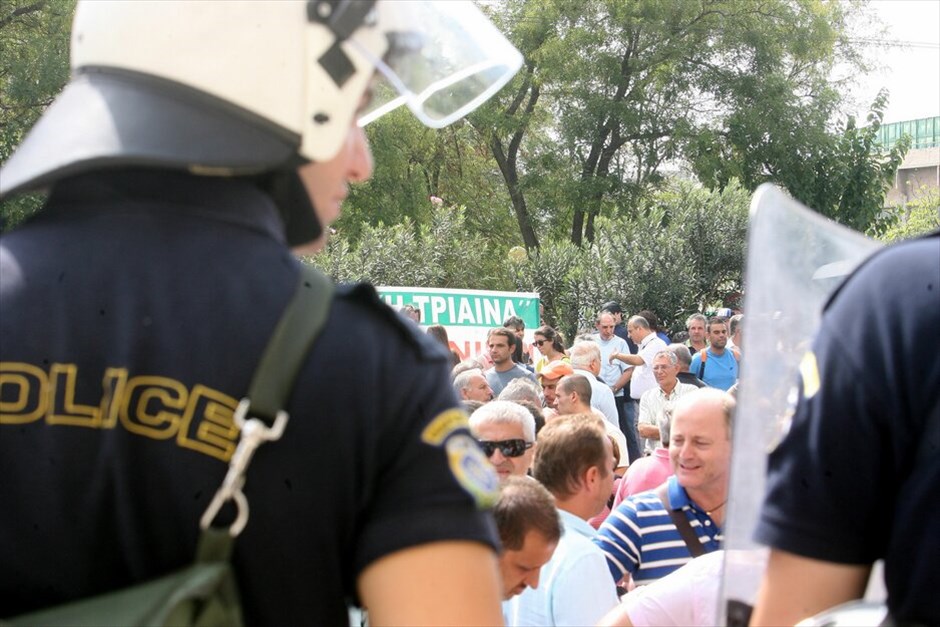 Τεταμένη η κατάσταση έξω από τη ΓΑΔΑ #8. Εκρηκτική παραμένει η ατμόσφαιρα μετά τα πρωινά επεισόδια στο Πεντάγωνο με την ένταση να έχει μεταφερθεί πλέον στη ΓΑΔΑ, όπου έχουν οδηγηθεί οι 110 προσαχθέντες εργαζόμενοι στα ναυπηγεία Σκαραμαγκά.