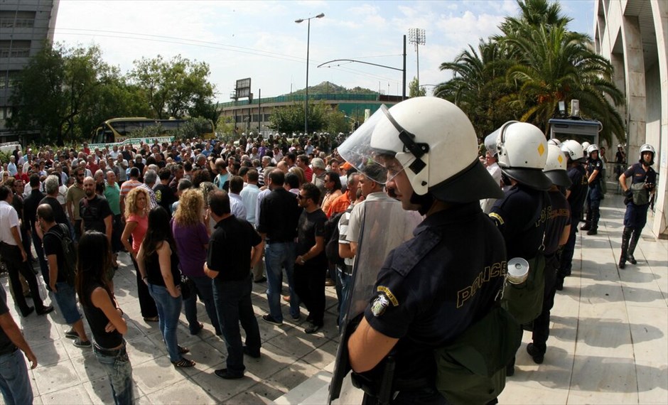 Τεταμένη η κατάσταση έξω από τη ΓΑΔΑ #9. Εκρηκτική παραμένει η ατμόσφαιρα μετά τα πρωινά επεισόδια στο Πεντάγωνο με την ένταση να έχει μεταφερθεί πλέον στη ΓΑΔΑ, όπου έχουν οδηγηθεί οι 110 προσαχθέντες εργαζόμενοι στα ναυπηγεία Σκαραμαγκά.