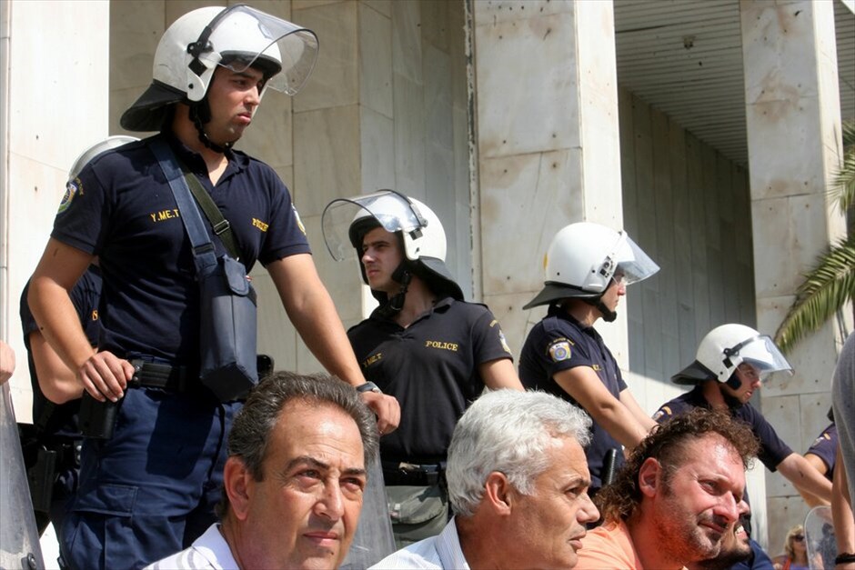Τεταμένη η κατάσταση έξω από τη ΓΑΔΑ #10. Εκρηκτική παραμένει η ατμόσφαιρα μετά τα πρωινά επεισόδια στο Πεντάγωνο με την ένταση να έχει μεταφερθεί πλέον στη ΓΑΔΑ, όπου έχουν οδηγηθεί οι 110 προσαχθέντες εργαζόμενοι στα ναυπηγεία Σκαραμαγκά.