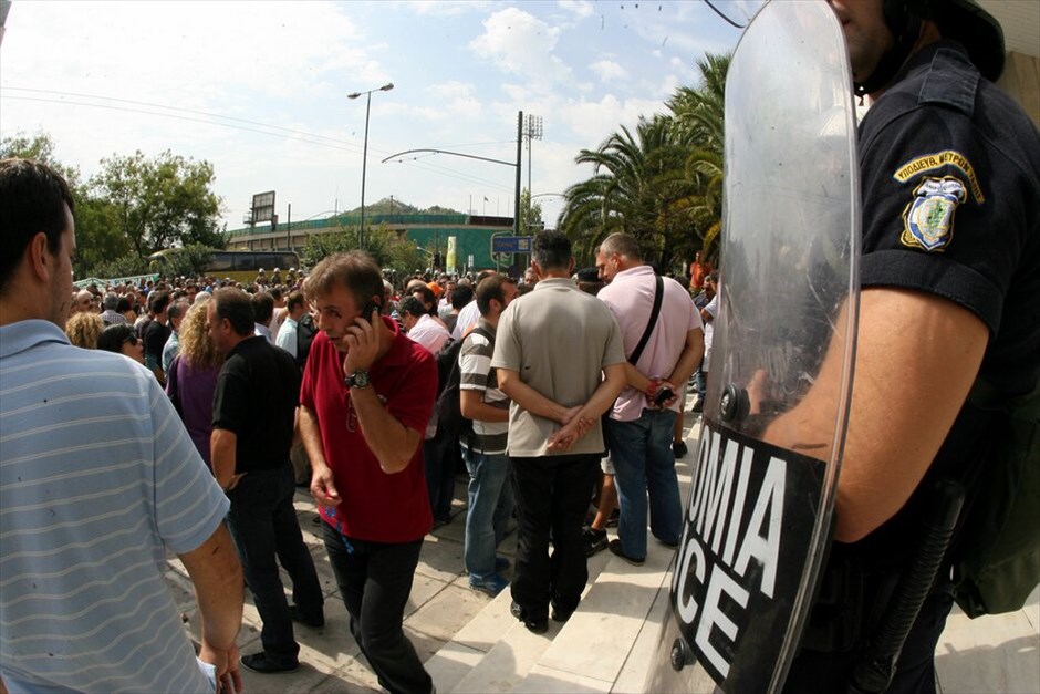 Τεταμένη η κατάσταση έξω από τη ΓΑΔΑ #11. Εκρηκτική παραμένει η ατμόσφαιρα μετά τα πρωινά επεισόδια στο Πεντάγωνο με την ένταση να έχει μεταφερθεί πλέον στη ΓΑΔΑ, όπου έχουν οδηγηθεί οι 110 προσαχθέντες εργαζόμενοι στα ναυπηγεία Σκαραμαγκά.