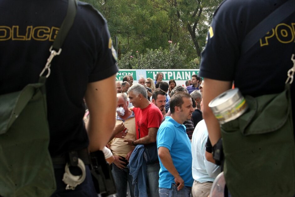 Τεταμένη η κατάσταση έξω από τη ΓΑΔΑ #12. Εκρηκτική παραμένει η ατμόσφαιρα μετά τα πρωινά επεισόδια στο Πεντάγωνο με την ένταση να έχει μεταφερθεί πλέον στη ΓΑΔΑ, όπου έχουν οδηγηθεί οι 110 προσαχθέντες εργαζόμενοι στα ναυπηγεία Σκαραμαγκά.