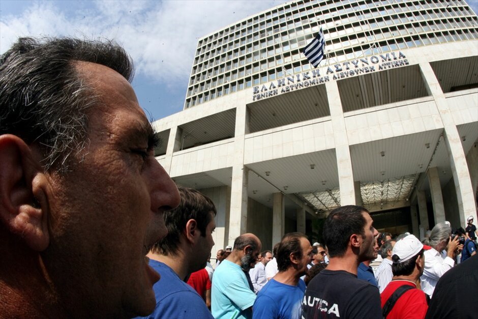 Τεταμένη η κατάσταση έξω από τη ΓΑΔΑ #13. Εκρηκτική παραμένει η ατμόσφαιρα μετά τα πρωινά επεισόδια στο Πεντάγωνο με την ένταση να έχει μεταφερθεί πλέον στη ΓΑΔΑ, όπου έχουν οδηγηθεί οι 110 προσαχθέντες εργαζόμενοι στα ναυπηγεία Σκαραμαγκά.