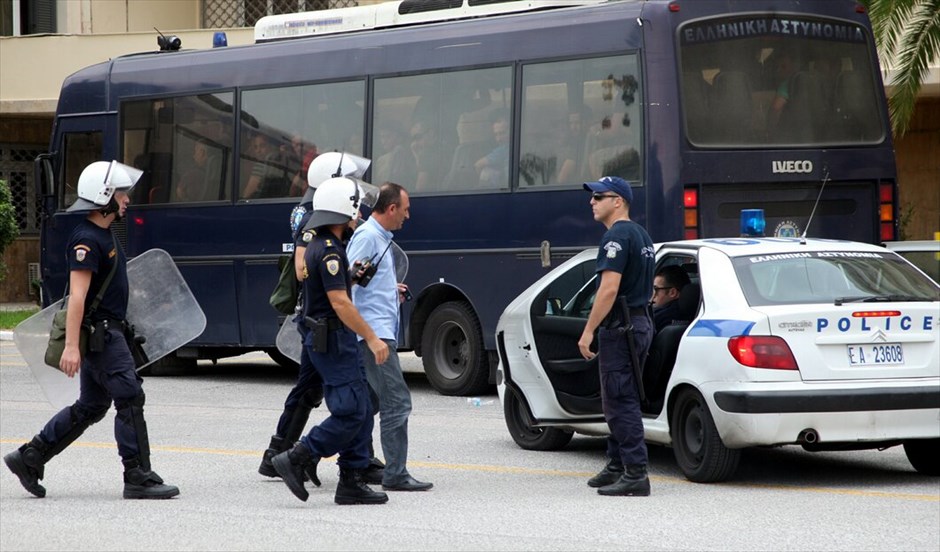 Επεισόδια στο υπουργείο Εθνικής Αμυνας #1. Ενταση επικρατεί στο υπουργείο Εθνικής Αμυνας κατά τη διάρκεια συγκέντρωσης εργαζομένων στα Ναυπηγεία Σκαραμαγκά. Όλα άρχισαν όταν ομάδα εργαζομένων προσπάθησε να σηκώσει το ρολό ασφαλείας της πύλης. Νωρίτερα είχε κλείσει το ένα ρεύμα της Λ. Μεσογείων.