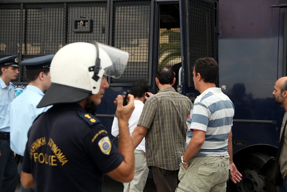 Επεισόδια στο υπουργείο Εθνικής Αμυνας #2. Ενταση επικρατεί στο υπουργείο Εθνικής Αμυνας κατά τη διάρκεια συγκέντρωσης εργαζομένων στα Ναυπηγεία Σκαραμαγκά. Όλα άρχισαν όταν ομάδα εργαζομένων προσπάθησε να σηκώσει το ρολό ασφαλείας της πύλης. Νωρίτερα είχε κλείσει το ένα ρεύμα της Λ. Μεσογείων.
