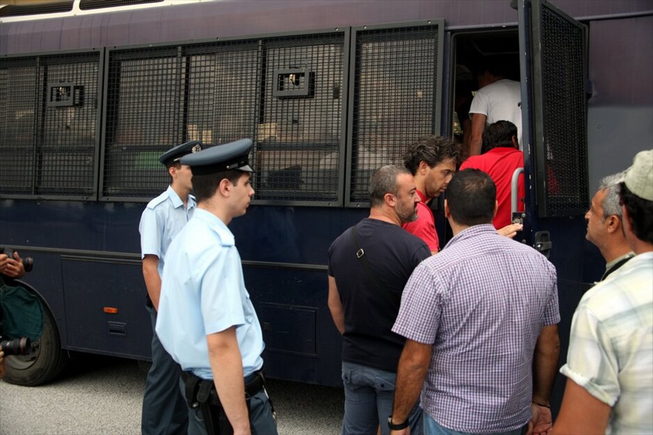 Επεισόδια στο υπουργείο Εθνικής Αμυνας #3. Ενταση επικρατεί στο υπουργείο Εθνικής Αμυνας κατά τη διάρκεια συγκέντρωσης εργαζομένων στα Ναυπηγεία Σκαραμαγκά. Όλα άρχισαν όταν ομάδα εργαζομένων προσπάθησε να σηκώσει το ρολό ασφαλείας της πύλης. Νωρίτερα είχε κλείσει το ένα ρεύμα της Λ. Μεσογείων.