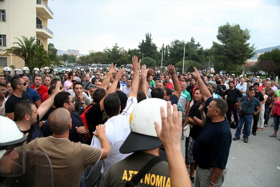 Επεισόδια στο υπουργείο Εθνικής Αμυνας #4. Ενταση επικρατεί στο υπουργείο Εθνικής Αμυνας κατά τη διάρκεια συγκέντρωσης εργαζομένων στα Ναυπηγεία Σκαραμαγκά. Όλα άρχισαν όταν ομάδα εργαζομένων προσπάθησε να σηκώσει το ρολό ασφαλείας της πύλης. Νωρίτερα είχε κλείσει το ένα ρεύμα της Λ. Μεσογείων.