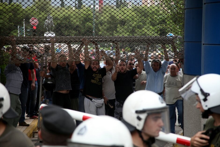 Επεισόδια στο υπουργείο Εθνικής Αμυνας #6. Ενταση επικρατεί στο υπουργείο Εθνικής Αμυνας κατά τη διάρκεια συγκέντρωσης εργαζομένων στα Ναυπηγεία Σκαραμαγκά. Όλα άρχισαν όταν ομάδα εργαζομένων προσπάθησε να σηκώσει το ρολό ασφαλείας της πύλης. Νωρίτερα είχε κλείσει το ένα ρεύμα της Λ. Μεσογείων.