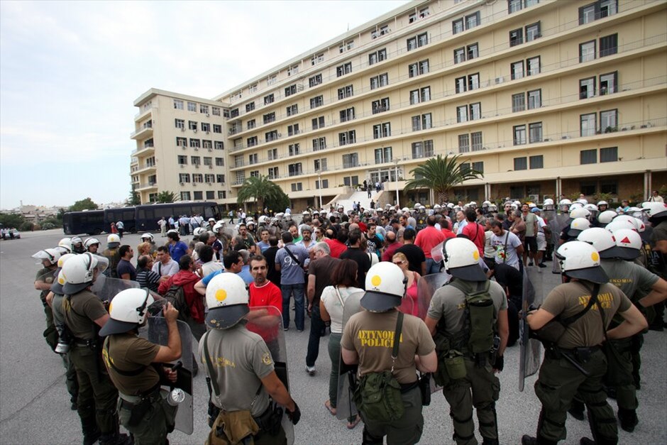 Επεισόδια στο υπουργείο Εθνικής Αμυνας #7. Ενταση επικρατεί στο υπουργείο Εθνικής Αμυνας κατά τη διάρκεια συγκέντρωσης εργαζομένων στα Ναυπηγεία Σκαραμαγκά. Όλα άρχισαν όταν ομάδα εργαζομένων προσπάθησε να σηκώσει το ρολό ασφαλείας της πύλης. Νωρίτερα είχε κλείσει το ένα ρεύμα της Λ. Μεσογείων.