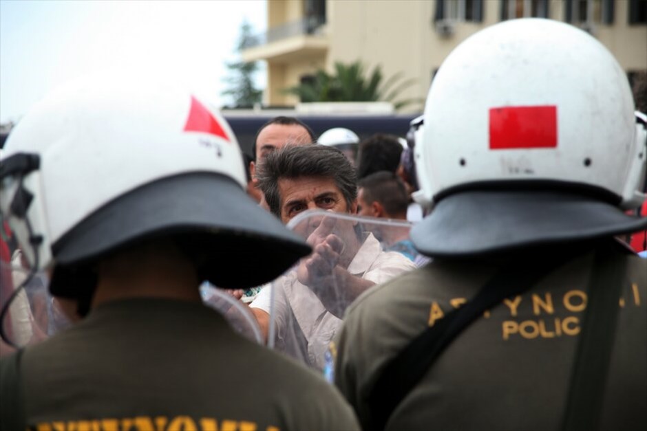 Επεισόδια στο υπουργείο Εθνικής Αμυνας #8. Ενταση επικρατεί στο υπουργείο Εθνικής Αμυνας κατά τη διάρκεια συγκέντρωσης εργαζομένων στα Ναυπηγεία Σκαραμαγκά. Όλα άρχισαν όταν ομάδα εργαζομένων προσπάθησε να σηκώσει το ρολό ασφαλείας της πύλης. Νωρίτερα είχε κλείσει το ένα ρεύμα της Λ. Μεσογείων.
