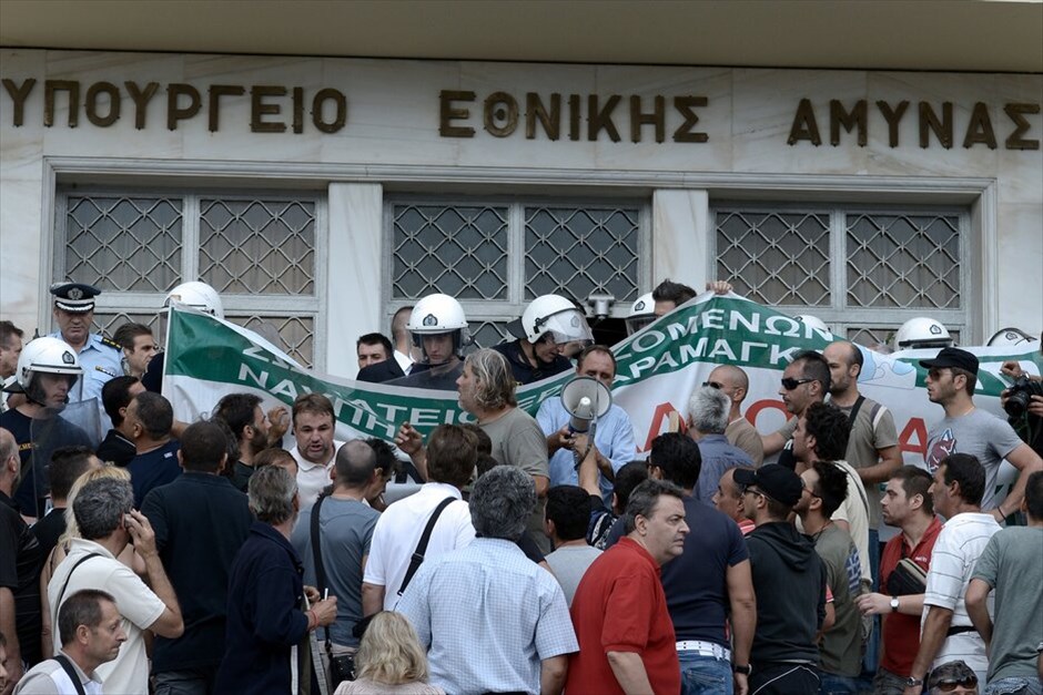 Επεισόδια στο υπουργείο Εθνικής Αμυνας #10. Ενταση επικρατεί στο υπουργείο Εθνικής Αμυνας κατά τη διάρκεια συγκέντρωσης εργαζομένων στα Ναυπηγεία Σκαραμαγκά. Όλα άρχισαν όταν ομάδα εργαζομένων προσπάθησε να σηκώσει το ρολό ασφαλείας της πύλης. Νωρίτερα είχε κλείσει το ένα ρεύμα της Λ. Μεσογείων.