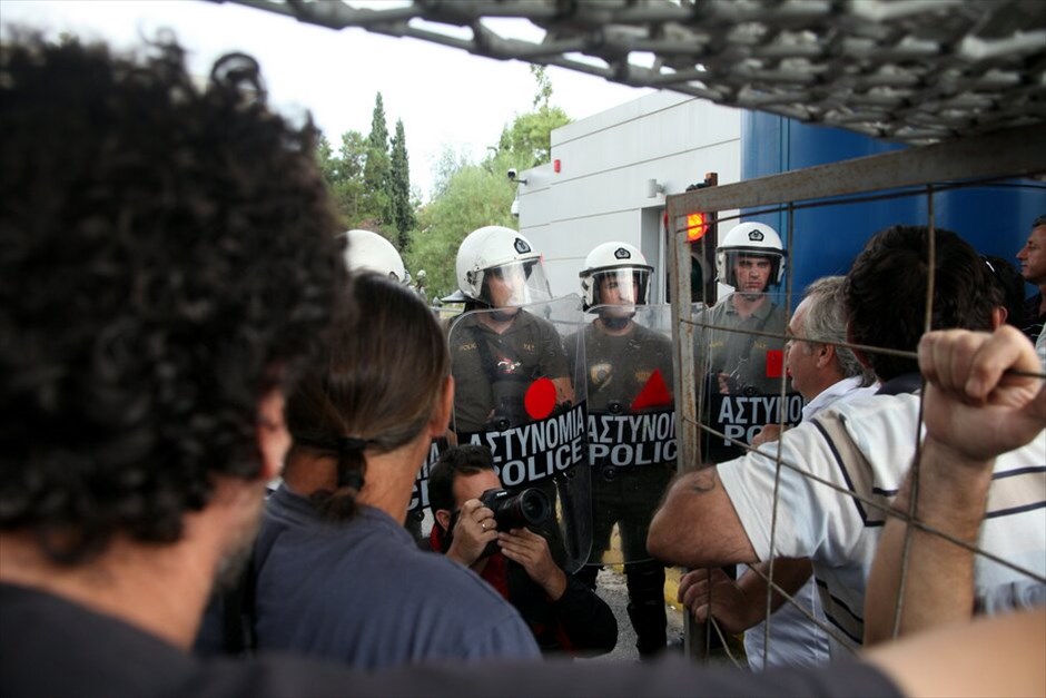 Επεισόδια στο υπουργείο Εθνικής Αμυνας #12. Ενταση επικρατεί στο υπουργείο Εθνικής Αμυνας κατά τη διάρκεια συγκέντρωσης εργαζομένων στα Ναυπηγεία Σκαραμαγκά. Όλα άρχισαν όταν ομάδα εργαζομένων προσπάθησε να σηκώσει το ρολό ασφαλείας της πύλης. Νωρίτερα είχε κλείσει το ένα ρεύμα της Λ. Μεσογείων.