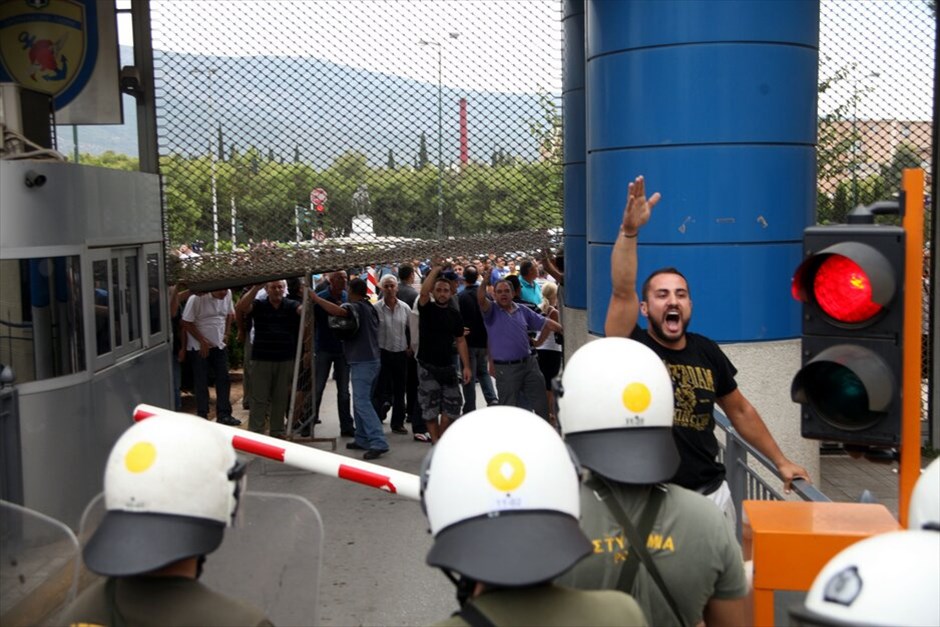 Επεισόδια στο υπουργείο Εθνικής Αμυνας #14. Ενταση επικρατεί στο υπουργείο Εθνικής Αμυνας κατά τη διάρκεια συγκέντρωσης εργαζομένων στα Ναυπηγεία Σκαραμαγκά. Όλα άρχισαν όταν ομάδα εργαζομένων προσπάθησε να σηκώσει το ρολό ασφαλείας της πύλης. Νωρίτερα είχε κλείσει το ένα ρεύμα της Λ. Μεσογείων.