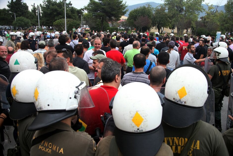 Επεισόδια στο υπουργείο Εθνικής Αμυνας #16. Ενταση επικρατεί στο υπουργείο Εθνικής Αμυνας κατά τη διάρκεια συγκέντρωσης εργαζομένων στα Ναυπηγεία Σκαραμαγκά. Όλα άρχισαν όταν ομάδα εργαζομένων προσπάθησε να σηκώσει το ρολό ασφαλείας της πύλης. Νωρίτερα είχε κλείσει το ένα ρεύμα της Λ. Μεσογείων.