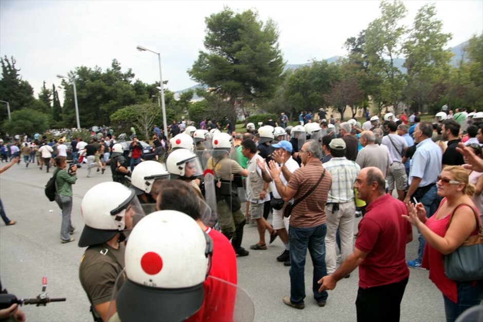 Επεισόδια στο υπουργείο Εθνικής Αμυνας #17. Ενταση επικρατεί στο υπουργείο Εθνικής Αμυνας κατά τη διάρκεια συγκέντρωσης εργαζομένων στα Ναυπηγεία Σκαραμαγκά. Όλα άρχισαν όταν ομάδα εργαζομένων προσπάθησε να σηκώσει το ρολό ασφαλείας της πύλης. Νωρίτερα είχε κλείσει το ένα ρεύμα της Λ. Μεσογείων.