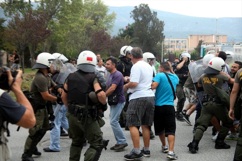 Επεισόδια στο υπουργείο Εθνικής Αμυνας #18. Ενταση επικρατεί στο υπουργείο Εθνικής Αμυνας κατά τη διάρκεια συγκέντρωσης εργαζομένων στα Ναυπηγεία Σκαραμαγκά. Όλα άρχισαν όταν ομάδα εργαζομένων προσπάθησε να σηκώσει το ρολό ασφαλείας της πύλης. Νωρίτερα είχε κλείσει το ένα ρεύμα της Λ. Μεσογείων.